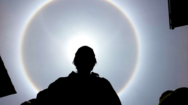 2015.07.23|我的自拍照,背景為迪慶藏族.香格里拉市噶丹松贊林日暈異相。